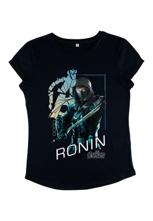 Czarna bawełniana koszulka z graficznym nadrukiem z przodu przedstawiającym postać w kapturze, trzymającą broń. Nadrukowane teksty to "RONIN" i "Avengers: Koniec gry."