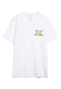 Witte katoenen T-shirt met korte mouwen. Kenmerkt zich door zwarte en gele tekst: "DIT IS GEEN T-SHIRT. DIT IS VUIL." De tekst is speels en casual.