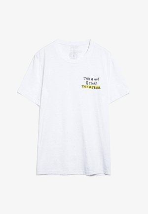 Witte katoenen T-shirt met korte mouwen. Kenmerkt zich door zwarte en gele tekst: "DIT IS GEEN T-SHIRT. DIT IS VUIL." De tekst is speels en casual.