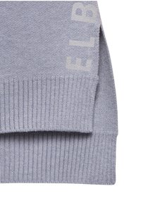 Helles Lavendelpullover mit einer weichen Textur. Verfügt über einen gerippten Saum und ein sichtbares Logo in einem etwas dunkleren Farbton auf der Vorderseite.