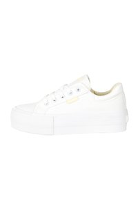 Baskets à plateforme blanches basses avec un laçage frontal et une semelle texturée, montrant le profil droit sur un fond blanc uni.