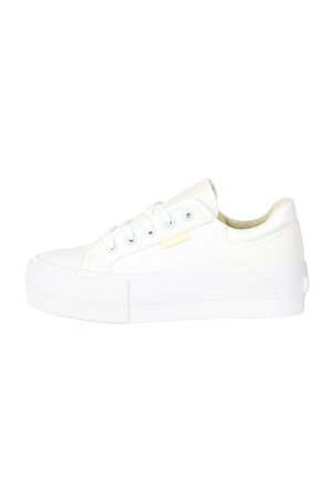 Baskets à plateforme blanches basses avec un laçage frontal et une semelle texturée, montrant le profil droit sur un fond blanc uni.