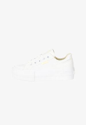 Baskets à plateforme blanches basses avec un laçage frontal et une semelle texturée, montrant le profil droit sur un fond blanc uni.