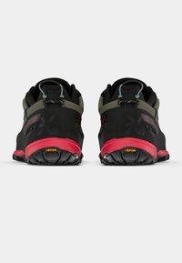 Čierne a šedé trailové topánky s červenou podrážkou. Majú textúrovaný povrch, značku Vibram a bezpečný systém šnurovania. Pohľad zozadu.