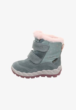 Hellblauer Wildlederstiefel mit rosa Kunstpelzfutter, zwei grauen Klettverschlüssen, strukturiertem weißem Absatz und Silbersternmuster auf der Oberfläche.