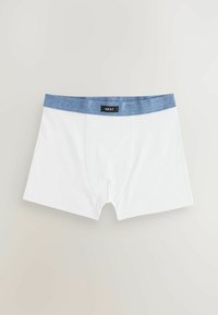 Weiße Boxershorts mit einem blauen Gummibund, der ein Logo-Tag trägt. Glatte Textur, figurbetonter Schnitt und eine Länge bis zur Mitte des Oberschenkels.