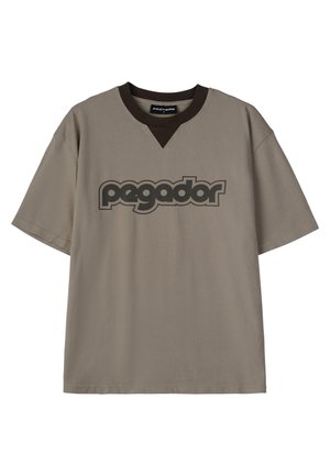 Majica kratkih rukava, slobodnog kroja u taupe pamuku, s tamnosmešnim V-izrezom i crnim "pegador" logotipom preko grudi.
