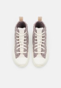 Höga sneakers med en texturerad ljusgrå och krämfärgad tygovandel, beige detaljer och krämfärgade gummisulor med vita snören.