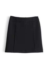 Jupe trapèze noire en tissu lisse, avec deux poches avant et un subtil détail de plis. Design épuré et minimaliste.