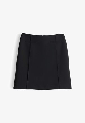 Zwarte A-lijn rok van gladde stof, met twee voorzakken en subtiele plooidetails. Strak, minimalistisch ontwerp.