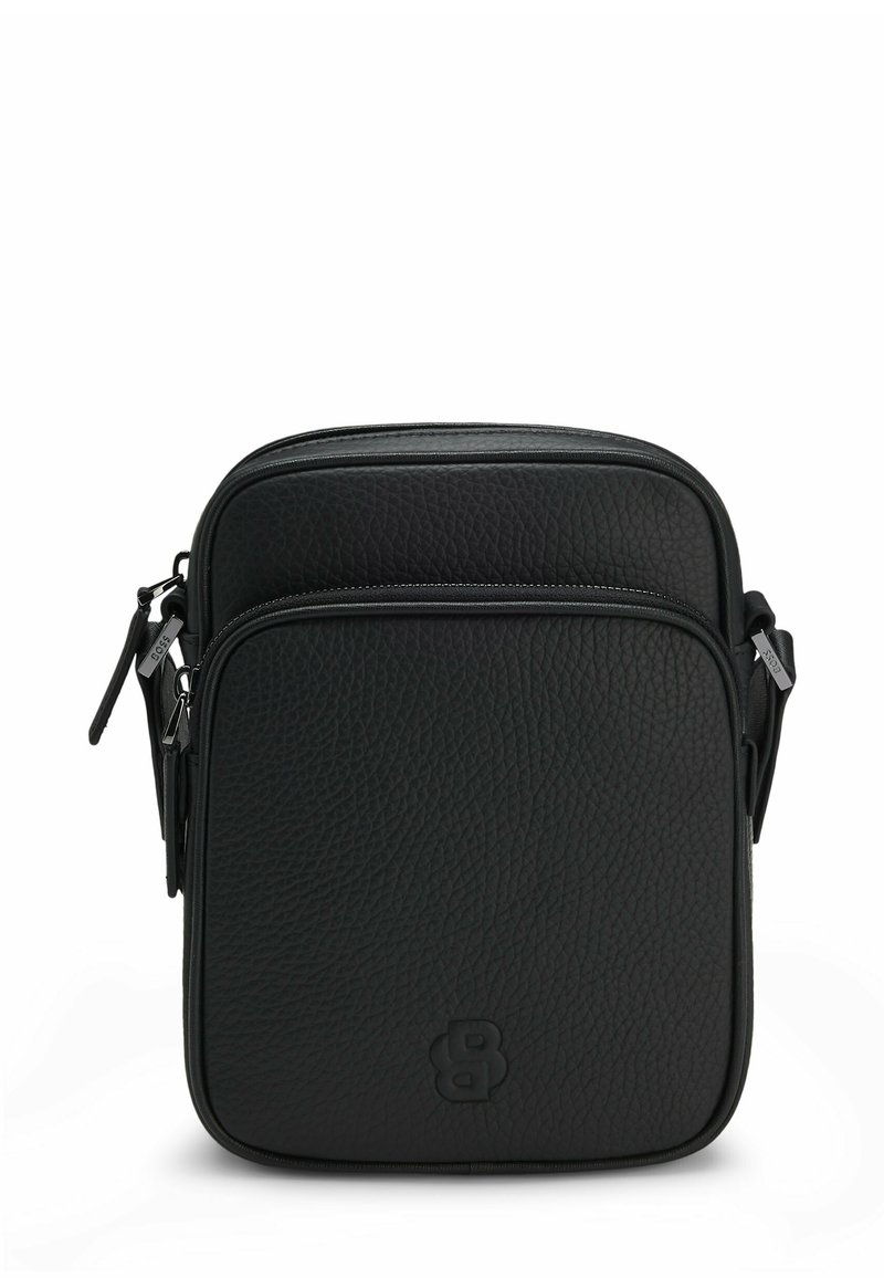 Borsa a tracolla in pelle nera con superficie strutturata, scomparto principale con cerniera e tasca frontale. Presenta un logo in rilievo sulla parte anteriore.