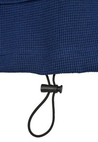 Marineblå teksturert stoff med ribbestruktur; har en svart snorjustering med lukking som kan justeres.