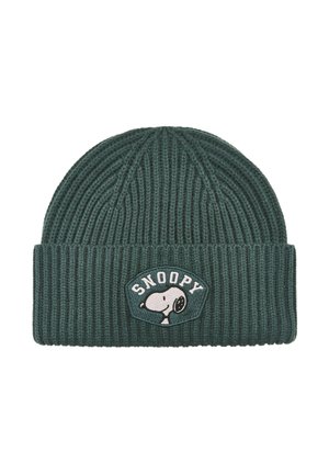 Bonnet en maille côtelée vert foncé avec un revers plié, orné d'un patch Snoopy et d'un texte blanc au-dessus de la tête du personnage.