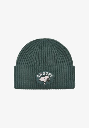 Bonnet en maille côtelée vert foncé avec un revers plié, orné d'un patch Snoopy et d'un texte blanc au-dessus de la tête du personnage.