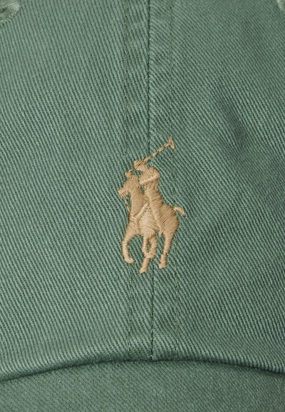 Grønn caps laget av teksturert stoff, med en gullbrodert logo av en rytter på en hest, plassert på frontpanelet.