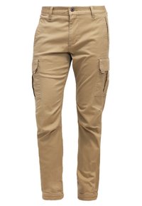 Pantalones cargo caqui con una textura suave, que cuentan con dos bolsillos laterales, acentos metálicos y una cinturilla estándar con cierre de botón.