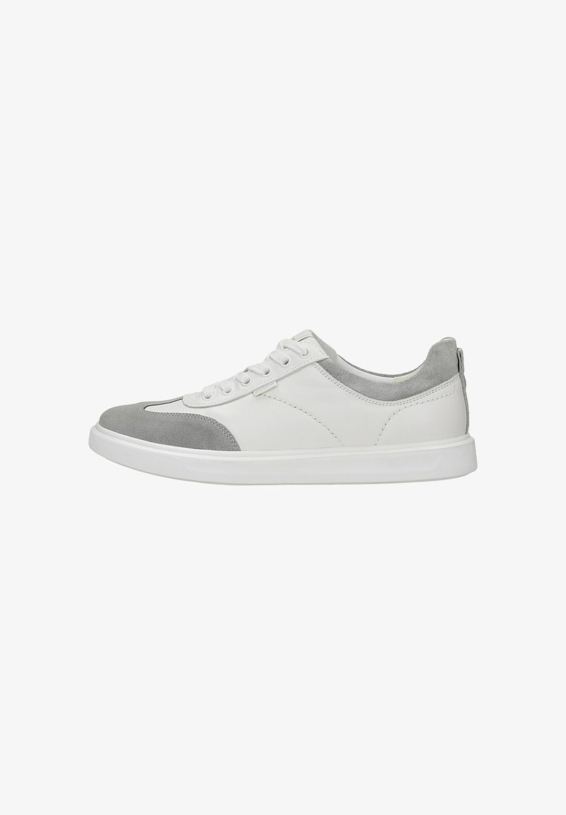 Botte basse blanche avec bout en daim gris et talon, lacets blancs et semelle en caoutchouc, vue du côté extérieur sur fond blanc.