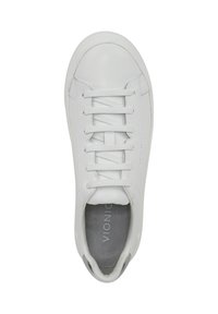 Sneaker blanche avec une tige en cuir lisse, bout rond et six paires de lacets plats. Semelle intérieure grise avec le logo "VIONIC". Design minimaliste.