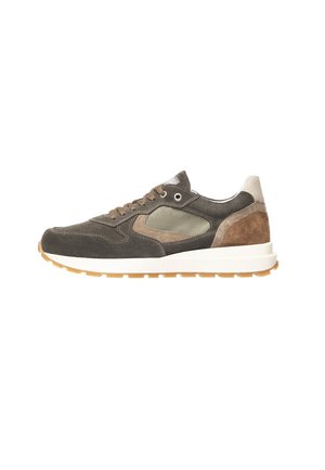 Sneakers realizzati in suede marrone scuro con un accento in tessuto marrone chiaro e grigio. Presentano una suola in gomma bianca con una suola in gomma texturizzata.