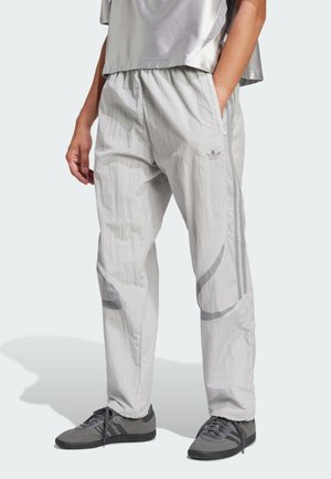 Pantaloni sportivi grigio chiaro con finitura testurizzata, vita elastica, tasche laterali e sottili accenti e branding grigi.