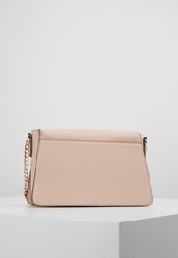 Borsa a tracolla rettangolare in pelle rosa con catena, caratterizzata da una superficie liscia e una chiusura a pattina. Design semplice e minimalista.