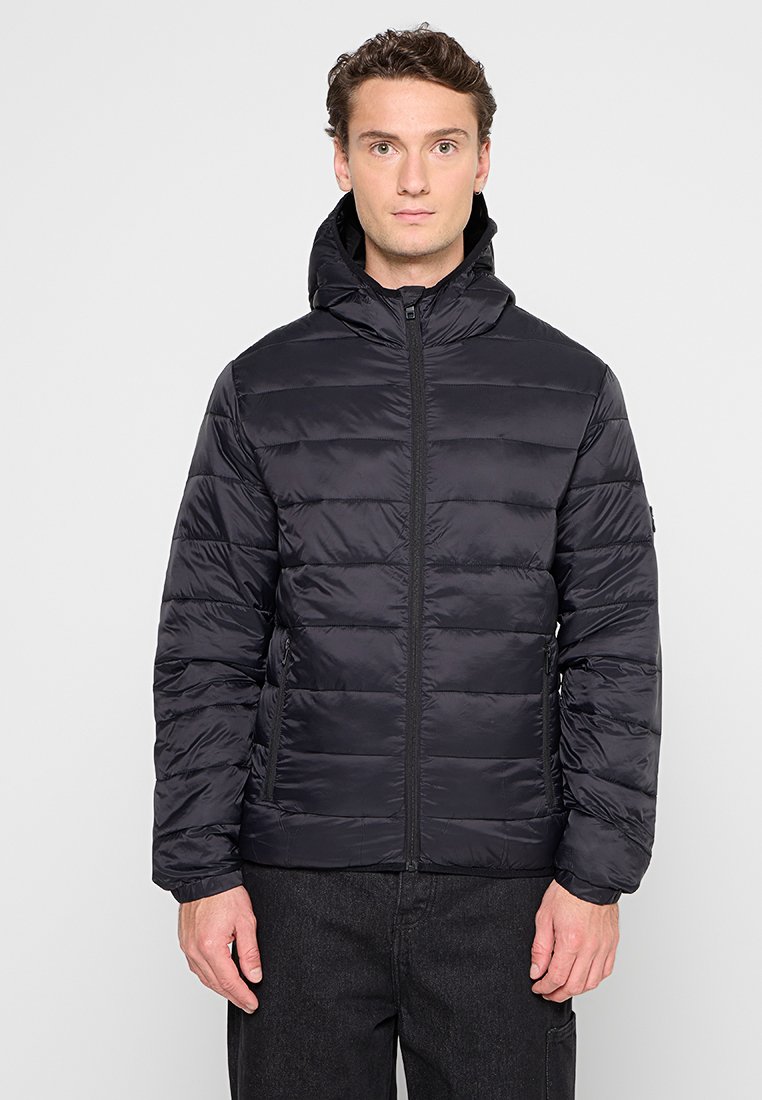 Czarna puchowa kurtka z kapturem, z zamkiem błyskawicznym, pikowanym wzorem, przeszytymi sekcjami i bocznymi kieszeniami. Gładki, lekki materiał.