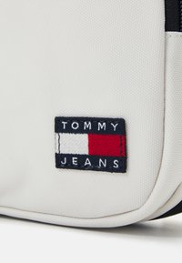 Tommy Jeans DAILY CROSSOVER UNISEX - Skulderveske - ancient white