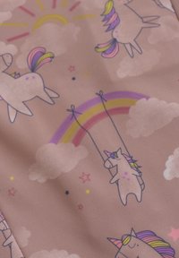 Rosa tyg med tecknade enhörningar, regnbågar, moln och stjärnor. Enhörningarna har färgglada manar och lekfulla poser; mönstret är fantasifullt och glatt.
