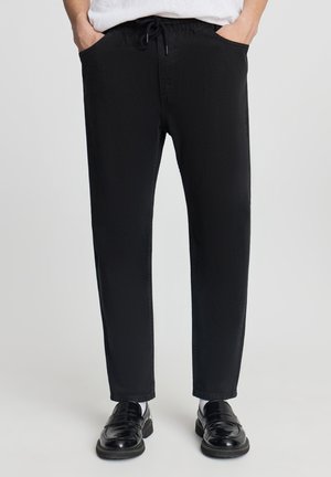 - Spodnie materiałowe