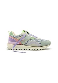 Sneaker multicolore con tomaia in mesh e accenti verdi, viola e rosa, suola testurizzata e lacci piatti.