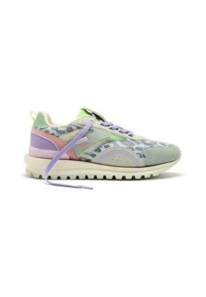 Baskets multicolores avec une tige en maille, des accents verts, violets et roses, une semelle extérieure texturée et des lacets plats.