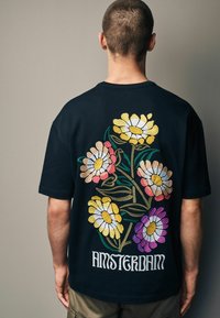Next NATURE GRAPHIC - Apdrukāts T-krekls - black flower embroidery