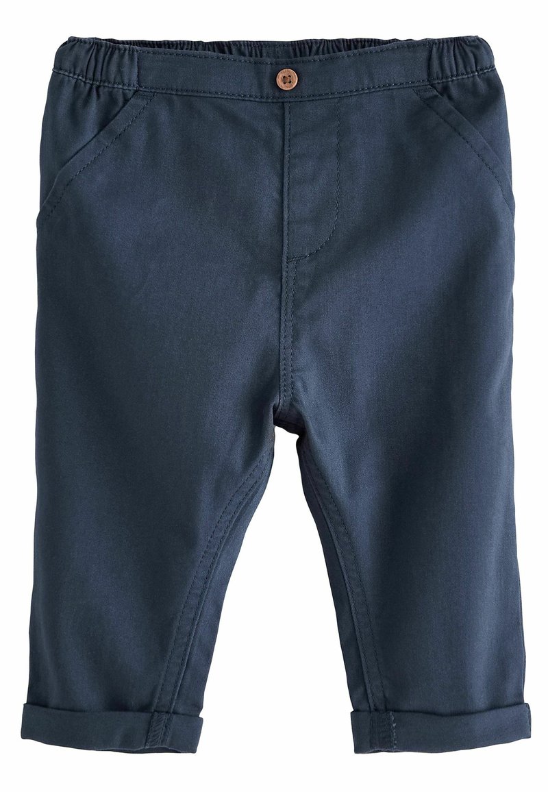 Pantalones oscuros de color navy para niño, hechos de algodón suave, con cintura elástica, bolsillos frontales y puños doblados. Detalle de botón de madera en la cintura.