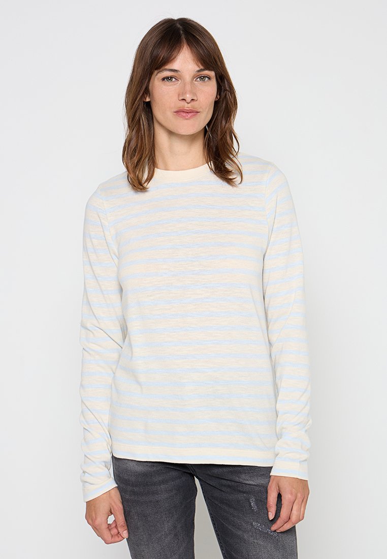 Koszula z długim rękawem w miękkim kremowym kolorze w jasnoniebieskie paski, z okrągłym dekoltem i luźnym krojem. Gładka tekstura i swobodny styl.