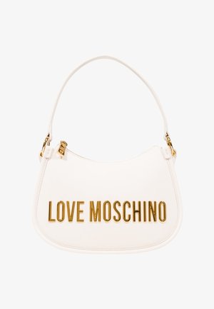 Sac bandoulière blanc avec fermeture éclair dorée et inscription dorée audacieuse « LOVE MOSCHINO » sur le devant, avec une poignée courbée.