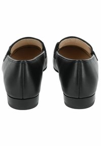 Mocasines de cuero negro con una textura suave, punta redondeada y tacón bajo. Presentan un diseño elegante sin herrajes o acentos visibles.