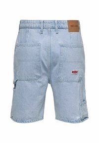 Lyseblå denimshorts med store baklommer, sidelomme, beltehemper og "Only & Sons" merke-patcher på bakre linning og lomme.