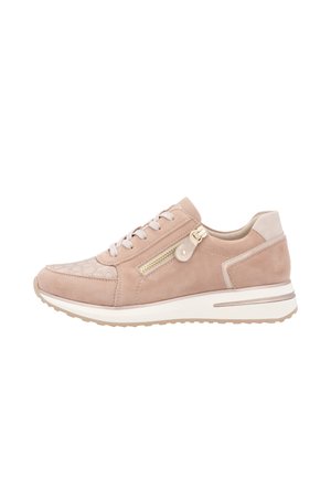 Baskets en daim rose clair avec un embout texturé, une fermeture éclair décorative sur le côté et une semelle blanche discrète avec une bande métallique.