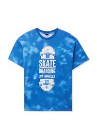 T-shirt blu tie-dye con colletto rotondo. Presenta una grafica "SKATE BOARDING LOS ANGELES" in bianco con design di skateboard e occhi.
