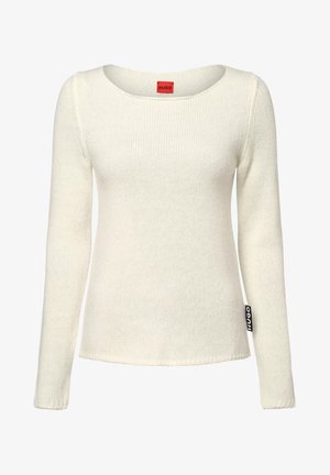 Pull en maille à manches longues couleur blanc cassé avec un large col et une étiquette noire sur le côté portant "HUGO". Texture douce et coupe ajustée.
