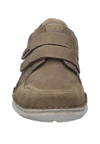 Scarpa in suede beige con due cinturini in velcro, punta tonda, suola in gomma bianca e cuciture visibili sulla tomaia e sulla suola.