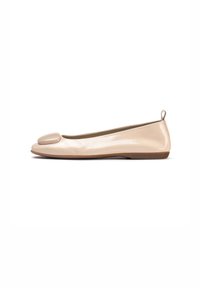 Ballet flat in pelle verniciata nuda con punta arrotondata, grande dettaglio a fiocco davanti e suola slim e flessibile. Tacco sottile con un occhiello sul retro.