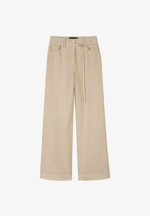 Beige, weit geschnittene Hosen mit hoher Taille, Vorderknopf und Reißverschluss, Vordertaschen, Gürtelschlaufen und einem langen dünnen Gürtel als Detail.