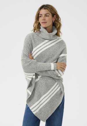 Grauer Rollkragenpullover aus weichem Material, mit weißen diagonalen Streifen. Das Design ist oversized und hat einen einzigartigen spitzen Saum.