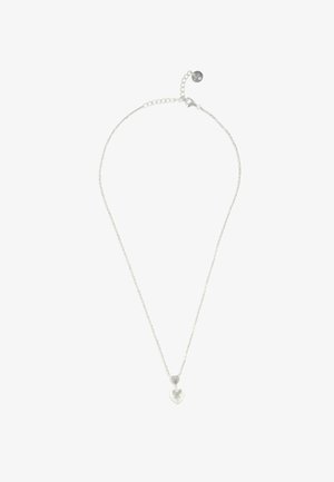 Srebrna ogrlica s pavetno verigo in dvema obeskoma v obliki srca, enega z vgraviranim napisom "LIU•JO", zaponko v obliki raka in nastavljivim podaljškom.