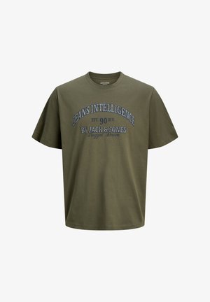 T-shirt di cotone verde oliva con maniche corte, con testo blu "JEANS INTELLIGENCE" e "BY JACK & JONES" in un design curvo.