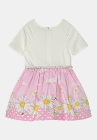 Kleid mit kurzen Ärmeln, das oben weiß und unten rosa ist, verziert mit Gänseblümchen und Punkten, und einem silbernen Gürtelakzent.
