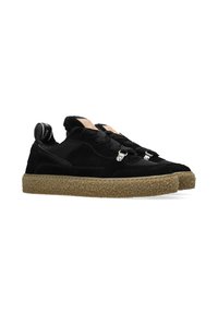 Sneakers in suede nero con suola in sughero testurizzato, caratterizzati da un design a lacci e dettagli in metallo argentato. Linguetta posteriore con logo del marchio.