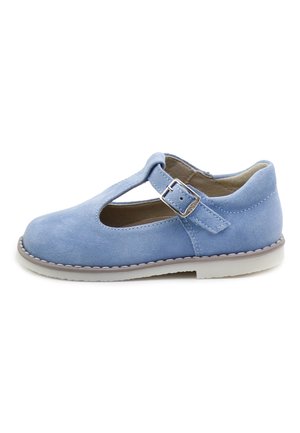 Zapato infantil de ante azul claro con tira en T y hebilla plateada, cuello acolchado y suela de goma blanca.