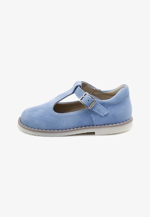Zapato infantil de ante azul claro con tira en T y hebilla plateada, cuello acolchado y suela de goma blanca.